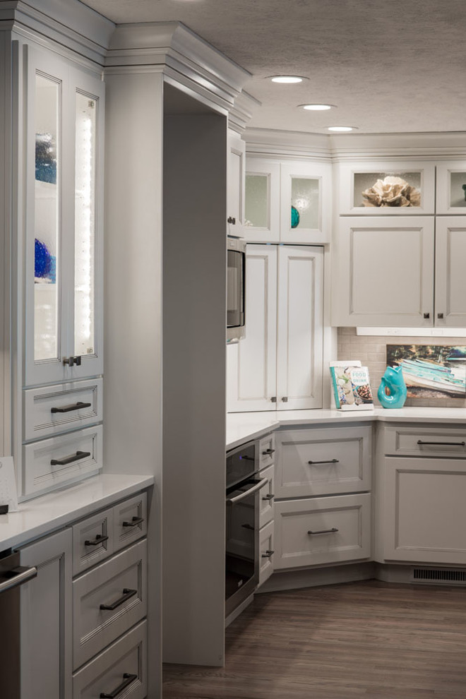 Mid-sized transitional eat-in kitchen photo with shaker cabinets, white cabinets, quartz countertops, stainless steel appliances and an island