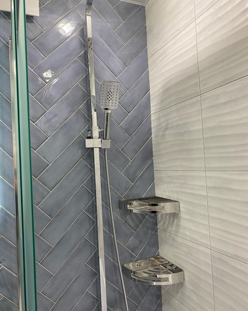 На фото: ванная комната в современном стиле с ванной в нише, душем над ванной, разноцветными стенами, душевой кабиной, настольной раковиной, душем с раздвижными дверями и тумбой под одну раковину с