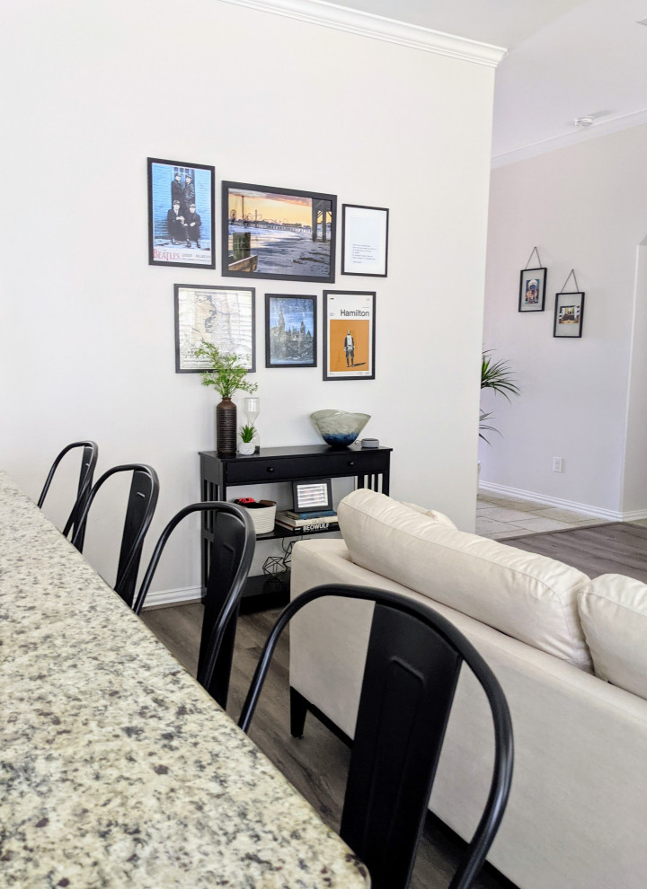 Diseño de salón abierto y abovedado contemporáneo de tamaño medio con paredes beige, suelo vinílico, televisor colgado en la pared y suelo gris