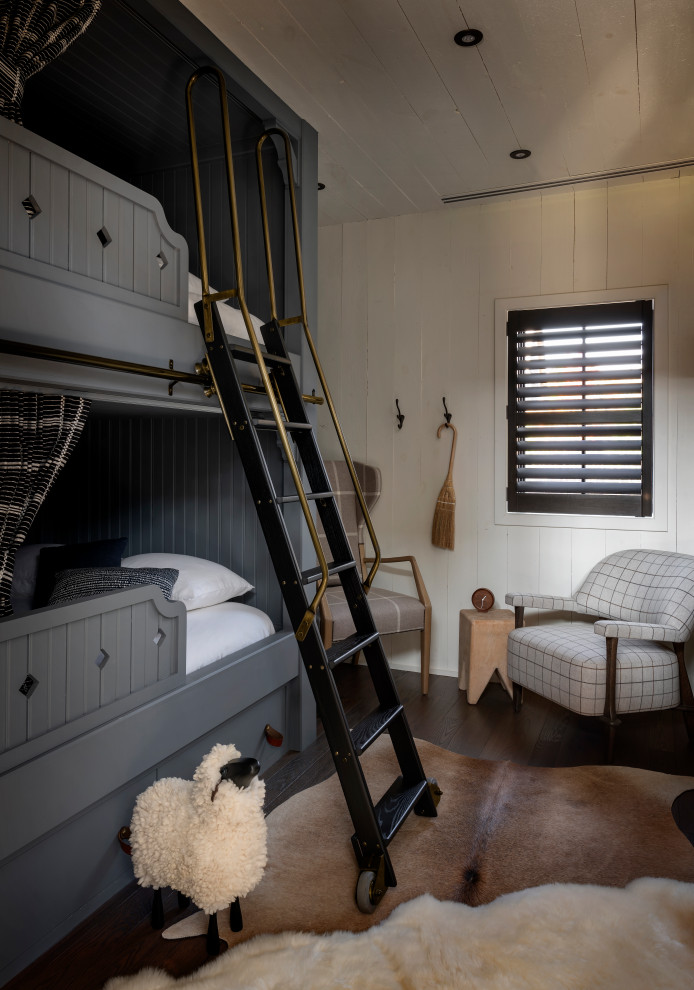 Modelo de dormitorio infantil campestre con suelo de madera oscura, machihembrado y machihembrado