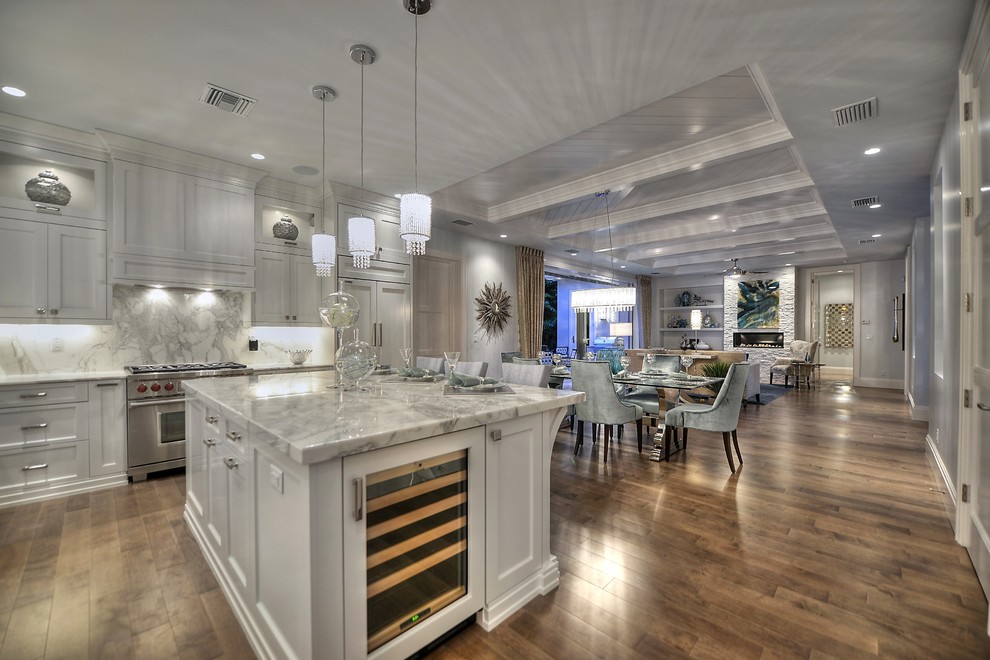 Kitchen - tropical kitchen idea in Miami