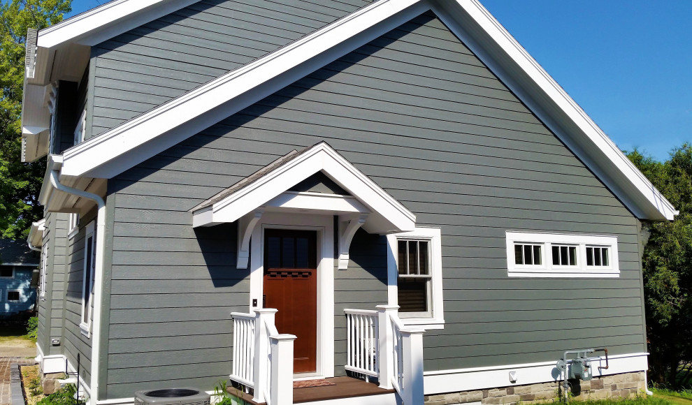 Idées déco pour une façade de maison grise craftsman en bardage à clin à un étage avec un toit à deux pans, un toit en shingle et un toit gris.