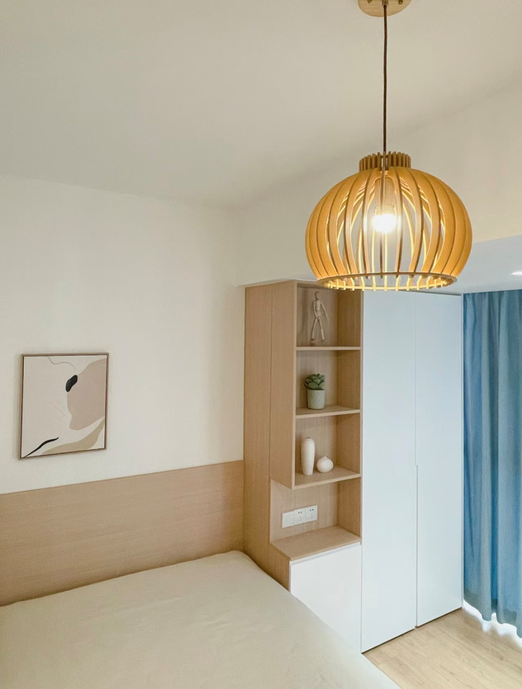 Immagine di una piccola camera da letto design con pareti bianche, parquet chiaro e pavimento giallo