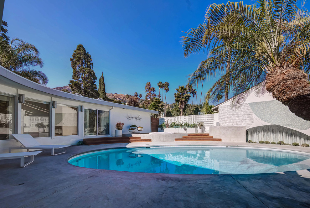 Photo of a large modern backyard round pool in Los Angeles.
