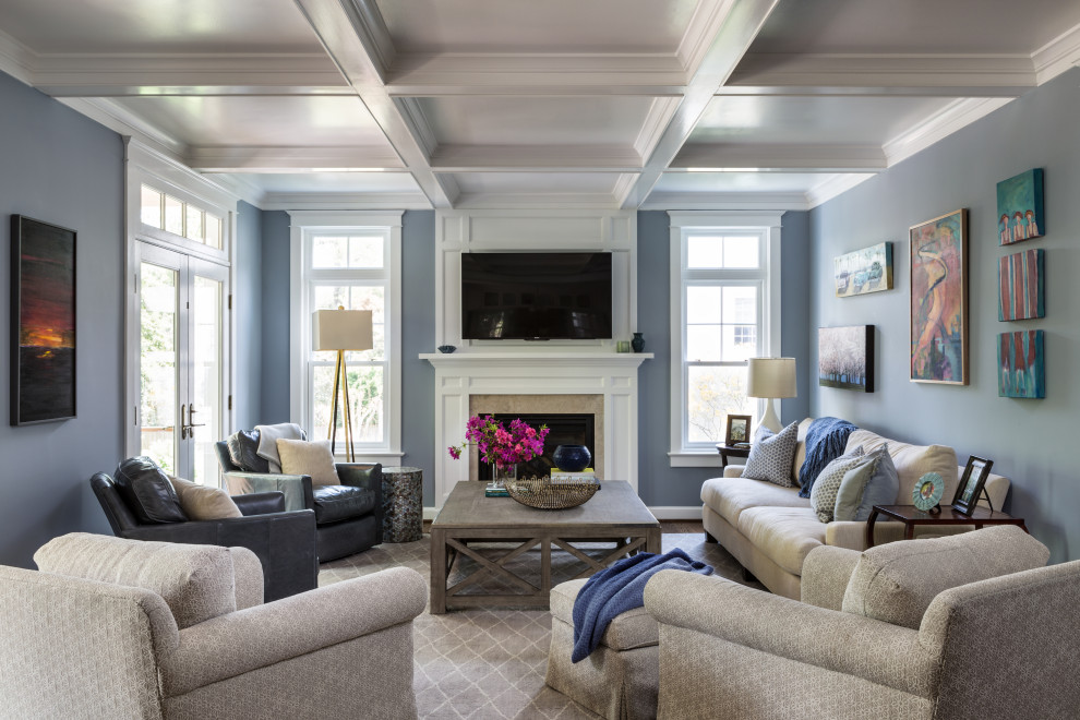 Diseño de sala de estar tradicional con paredes azules, suelo de madera oscura, todas las chimeneas, marco de chimenea de piedra, televisor colgado en la pared, suelo marrón y casetón