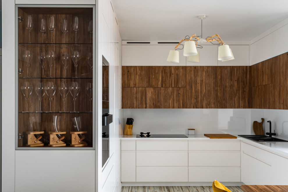 Белая кухня на которой есть газ