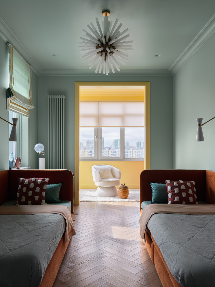 Ispirazione per una cameretta da letto classica con pareti verdi, pavimento in legno massello medio e pavimento marrone