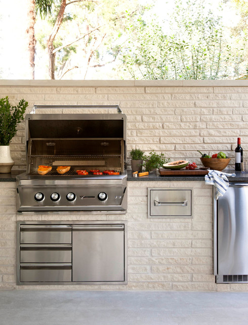 10 Party-Ready Specialty Outdoor Kitchen Features