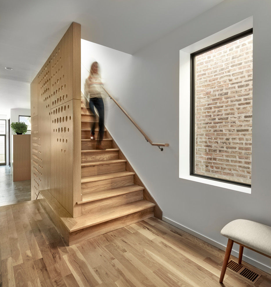 シカゴにある小さなミッドセンチュリースタイルのおしゃれな直階段 (木の蹴込み板、木材の手すり) の写真