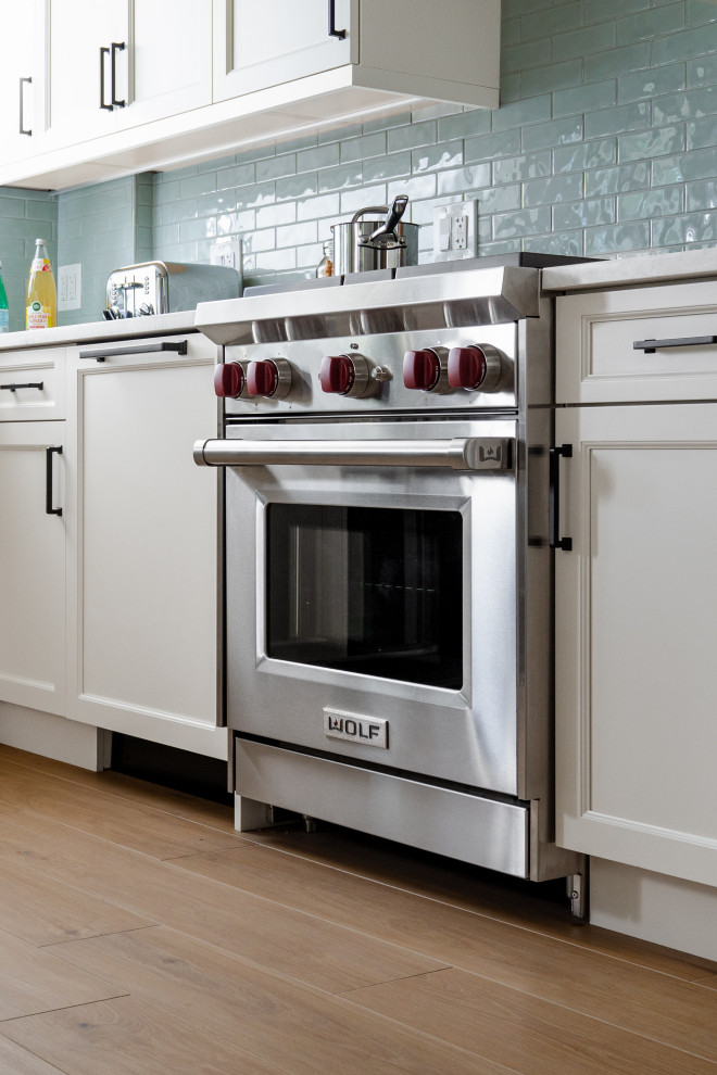 Example of a transitional kitchen design in Chicago
