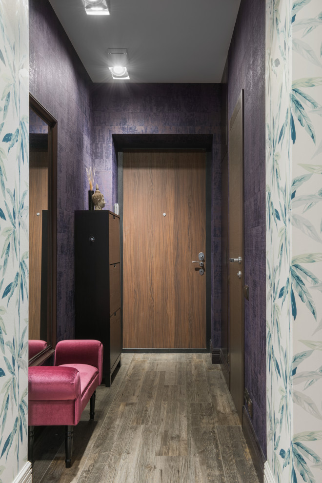Idée de décoration pour une entrée nordique de taille moyenne avec un couloir, un mur violet, un sol en carrelage de porcelaine, une porte simple, une porte marron, un sol marron et du papier peint.