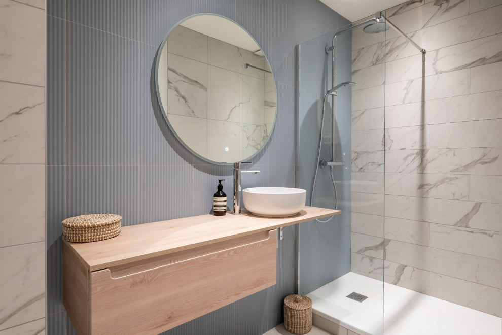 Exempel på ett litet modernt badrum, med blå kakel, keramikplattor, ett konsol handfat och laminatbänkskiva