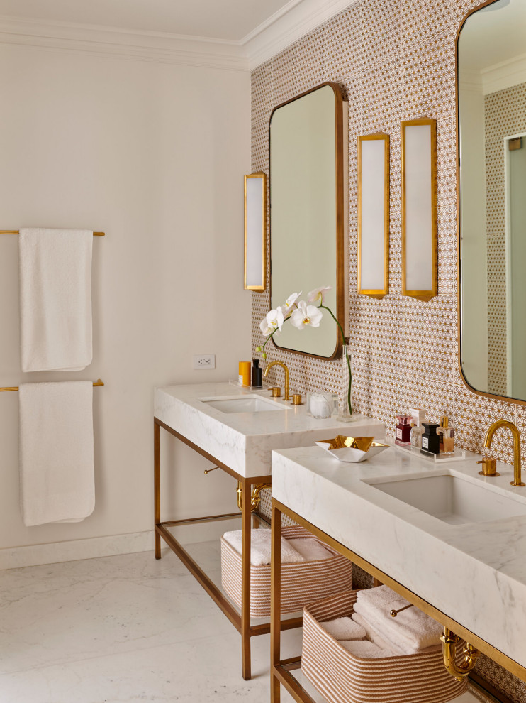 На фото: ванная комната в средиземноморском стиле с мраморным полом, врезной раковиной, мраморной столешницей, тумбой под две раковины и обоями на стенах