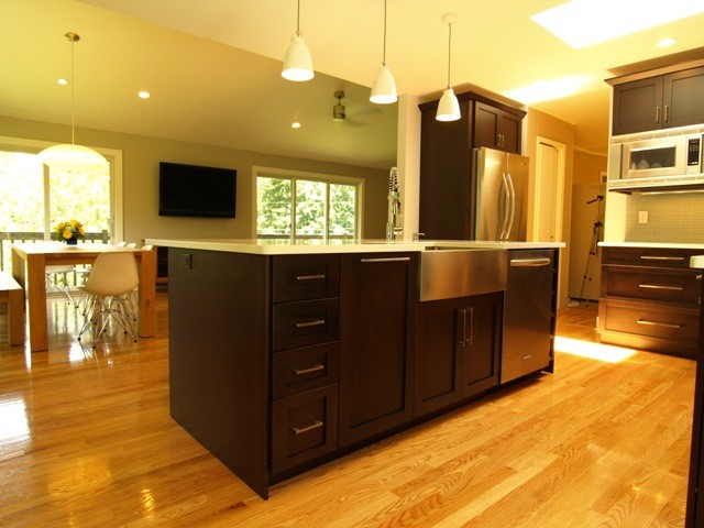 Open Concept Kitchen and Dining Space klassisch-modern-kueche