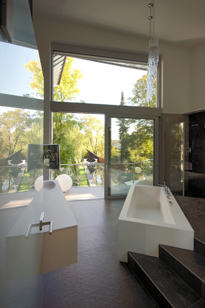 Geräumiges Modernes Badezimmer En Suite mit freistehender Badewanne und Unterbauwaschbecken in Frankfurt am Main