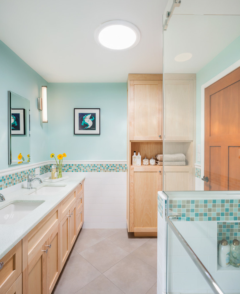 Example of a large transitional home design design in Seattle