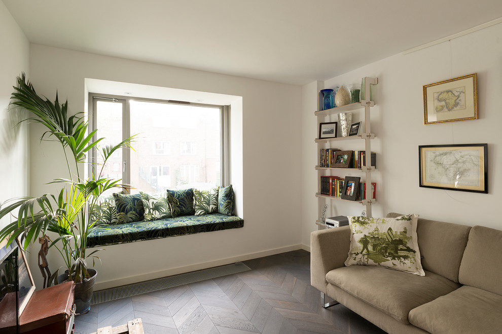 Transitional home design photo in London