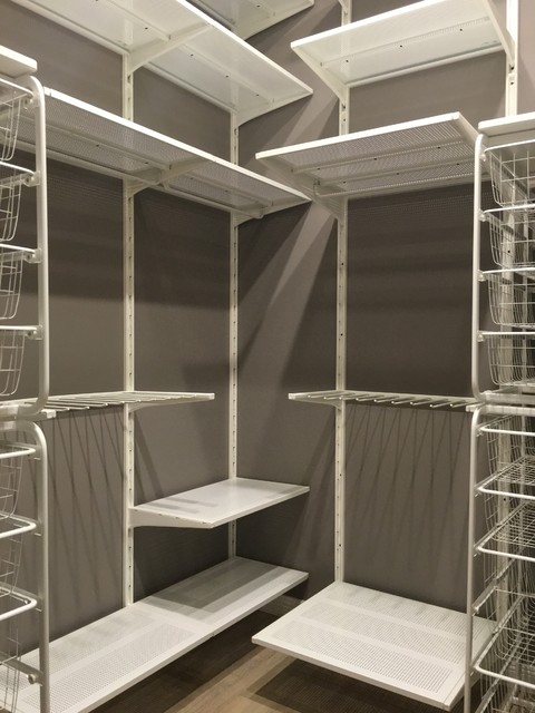Studio with a Concrete Ceiling moderne-opbevaring-og-garderobe