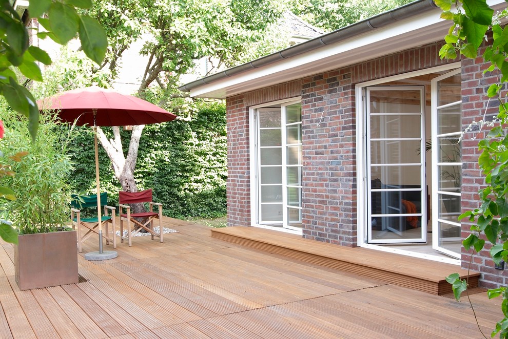 Photo of a large contemporary backyard deck in Bremen with a container garden.