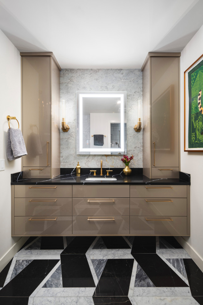 Idéer för stora funkis svart en-suite badrum, med släta luckor, beige skåp, flerfärgad kakel, vita väggar, ett undermonterad handfat, bänkskiva i kvarts, flerfärgat golv och dusch med gångjärnsdörr