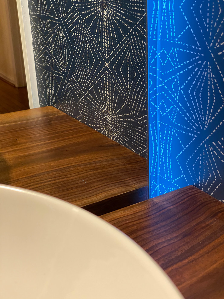 Kleine Moderne Gästetoilette mit hellbraunen Holzschränken, Toilette mit Aufsatzspülkasten, braunem Holzboden, Aufsatzwaschbecken, Waschtisch aus Holz, schwebendem Waschtisch und Tapetenwänden in Baltimore