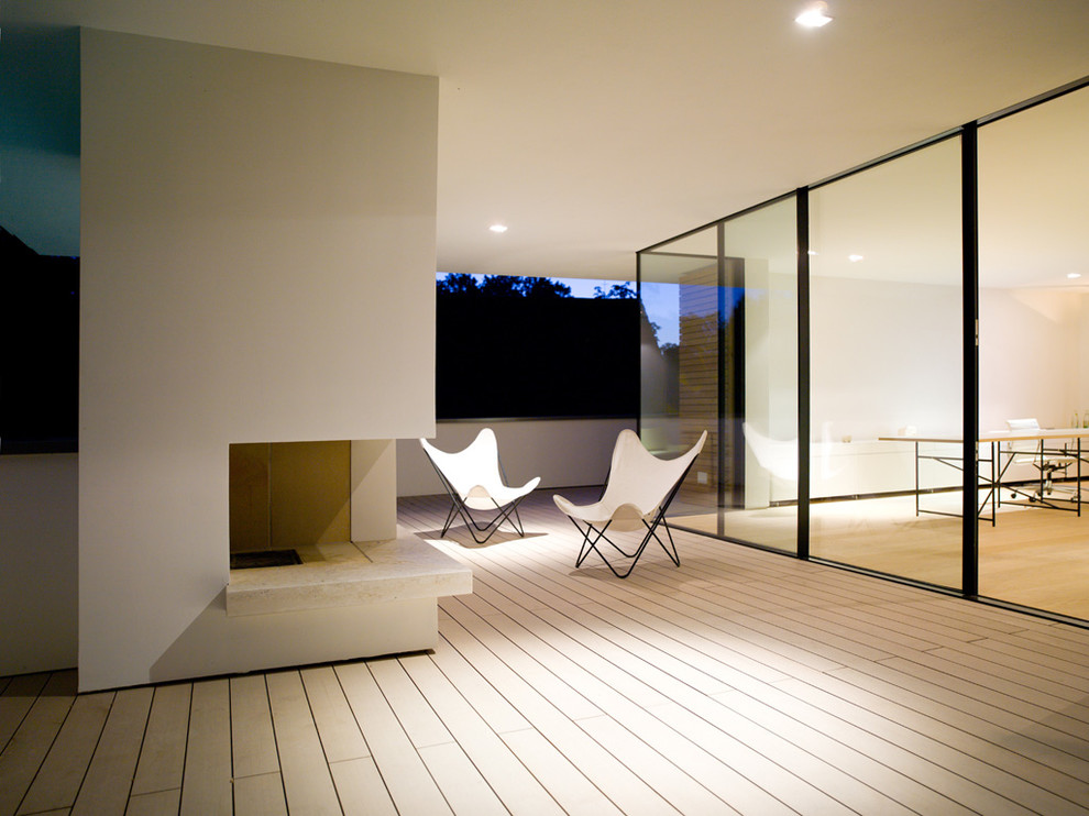 Design ideas for an expansive modern balcony in Munich with a roof extension.