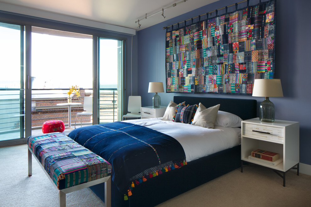 Cette photo montre une petite chambre tendance avec un mur bleu, un sol beige et un plafond en bois.