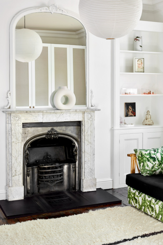 Réalisation d'un grand salon design avec un mur blanc, parquet foncé, une cheminée standard, un manteau de cheminée en pierre, un sol marron, un plafond en papier peint et du papier peint.