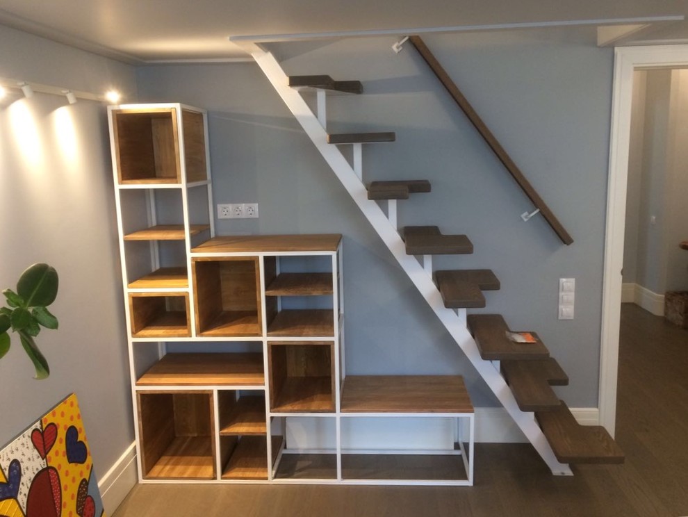 Стеллаж под лестницей