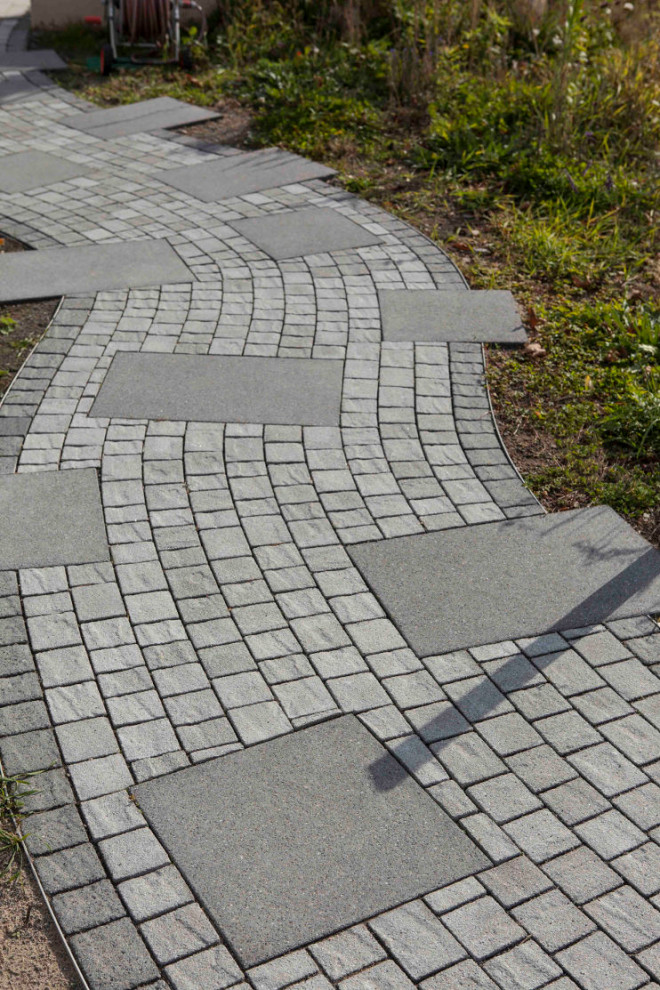 Klassischer Vorgarten mit Gehweg und Betonboden