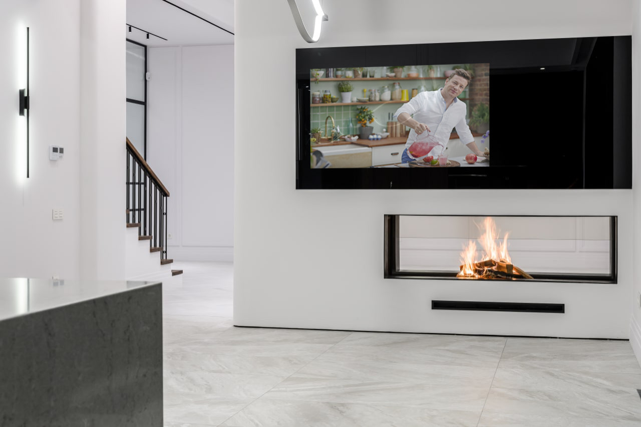Встроенный телевизор над камином