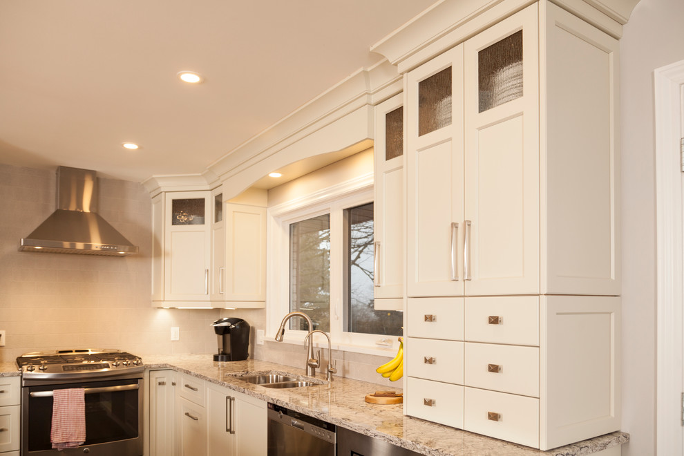 Example of a transitional kitchen design in Toronto