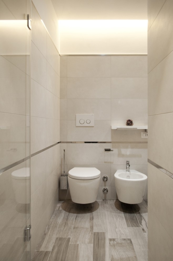 Photo of a mid-sized modern 3/4 bathroom in Rome with a wall-mount toilet, beige tile, porcelain tile, white walls and porcelain floors.