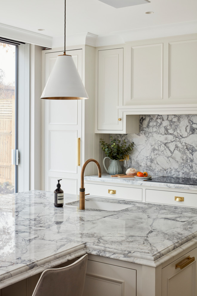 Inspiration for a mid-sized timeless l-shaped kitchen remodel in London with shaker cabinets
