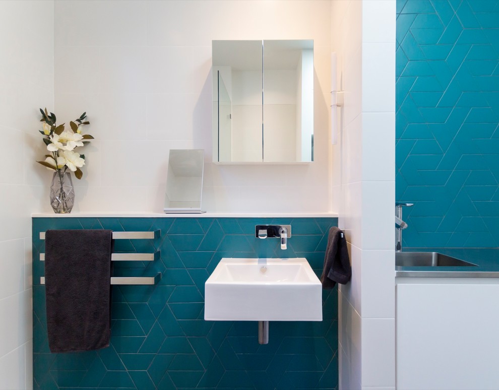 Photo of a contemporary bathroom in Sydney.