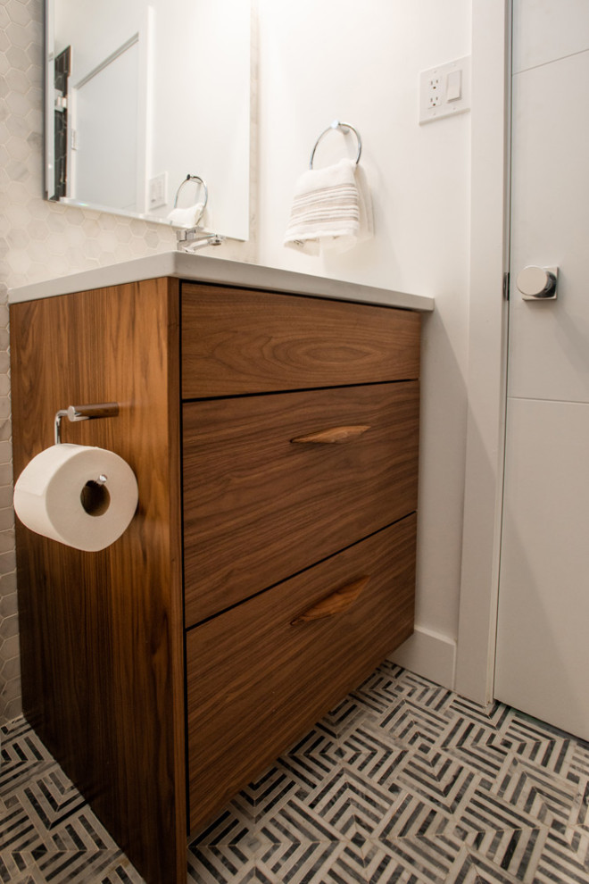Exemple d'une salle de bain tendance de taille moyenne avec un lavabo encastré, un plan de toilette en quartz modifié, un plan de toilette blanc et meuble-lavabo encastré.