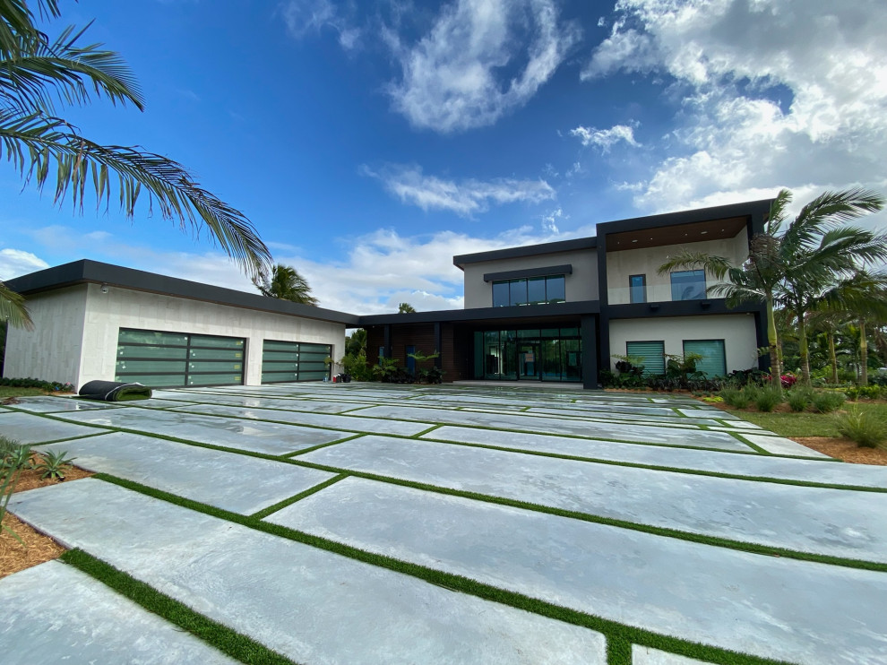 マイアミにあるラグジュアリーなモダンスタイルのおしゃれな家の外観 (混合材屋根) の写真