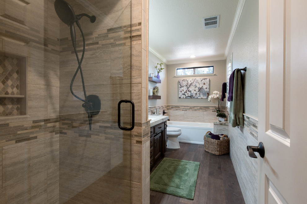 Exempel på ett modernt badrum, med skåp i mörkt trä, beige kakel, klinkergolv i porslin, ett undermonterad handfat och granitbänkskiva
