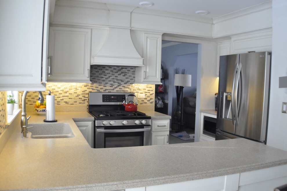 Transitional kitchen photo in Chicago