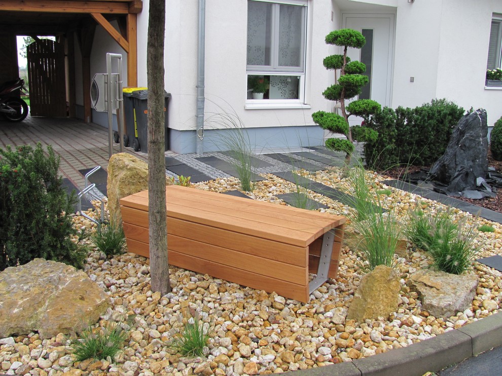 Geometrischer, Kleiner, Halbschattiger Moderner Garten im Frühling mit Natursteinplatten in Sonstige