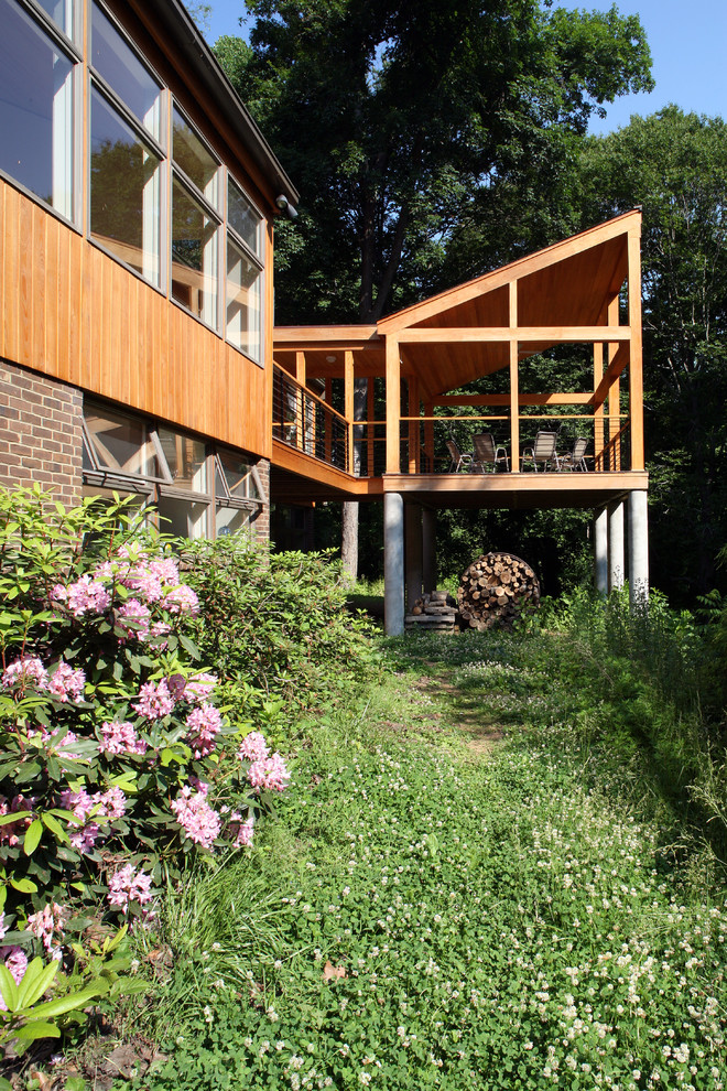 This is an example of a modern deck in Baltimore.