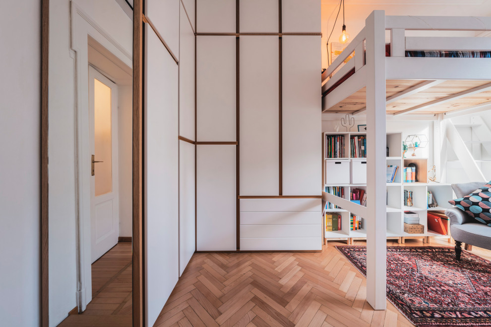 Inspiration för ett stort skandinaviskt könsneutralt tonårsrum kombinerat med sovrum, med flerfärgade väggar, ljust trägolv och beiget golv