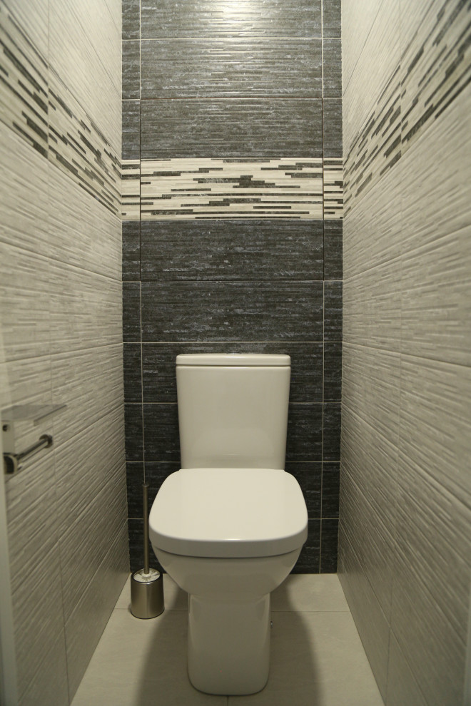 Пример оригинального дизайна: маленький туалет с раздельным унитазом, белыми стенами, полом из керамической плитки и белым полом для на участке и в саду