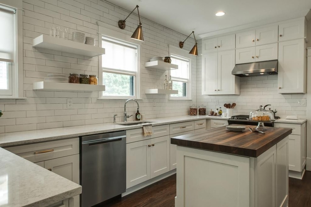 Design ideas for a mid-sized contemporary l-shaped eat-in kitchen in Nashville with a single-bowl sink, shaker cabinets, white cabinets, quartz benchtops, white splashback, subway tile splashback, stainless steel appliances, medium hardwood floors, with island and brown floor.