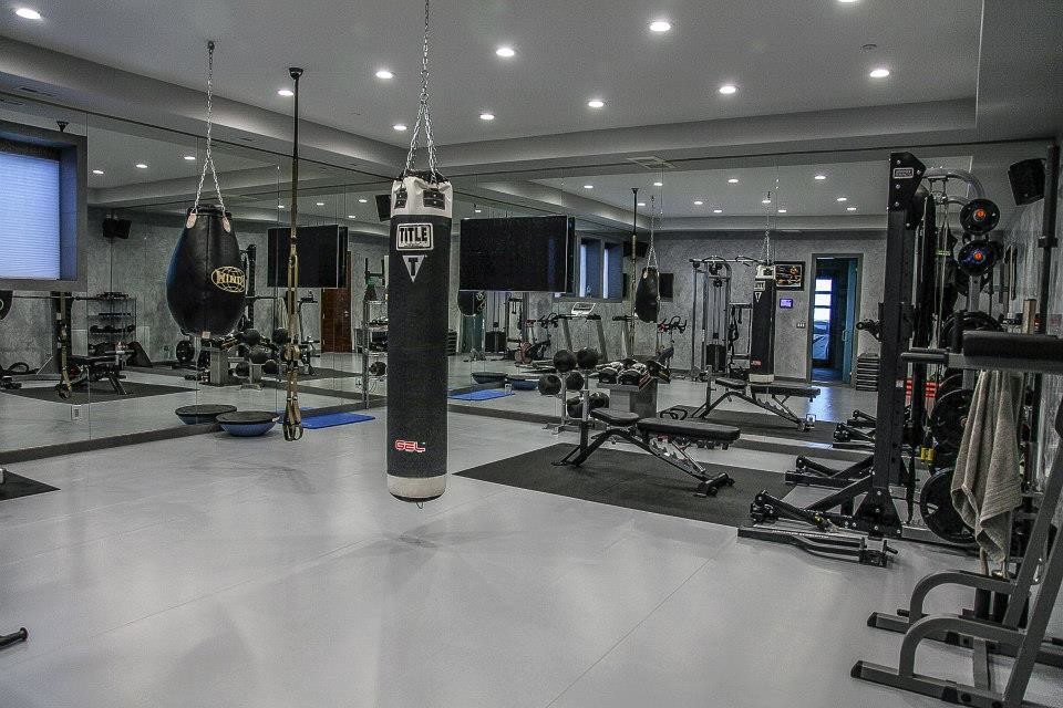 Photo of a mid-sized industrial home gym in Seattle with grey walls.