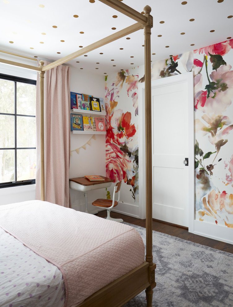 Foto di una camera da letto country di medie dimensioni con pareti bianche, pavimento in legno massello medio, pavimento marrone, soffitto in carta da parati e carta da parati