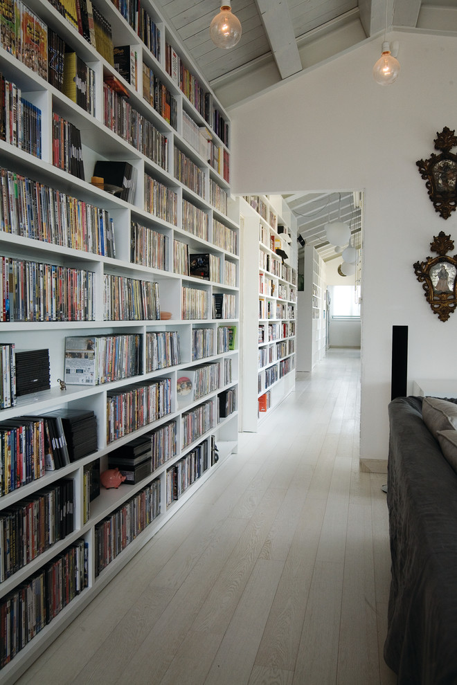 This is an example of a mid-sized contemporary hallway in Bologna with white walls and light hardwood floors.