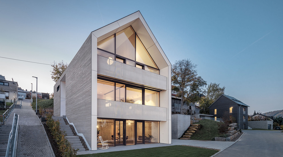 Mittelgroßes, Dreistöckiges Modernes Einfamilienhaus mit Mix-Fassade, beiger Fassadenfarbe und Satteldach in Stuttgart