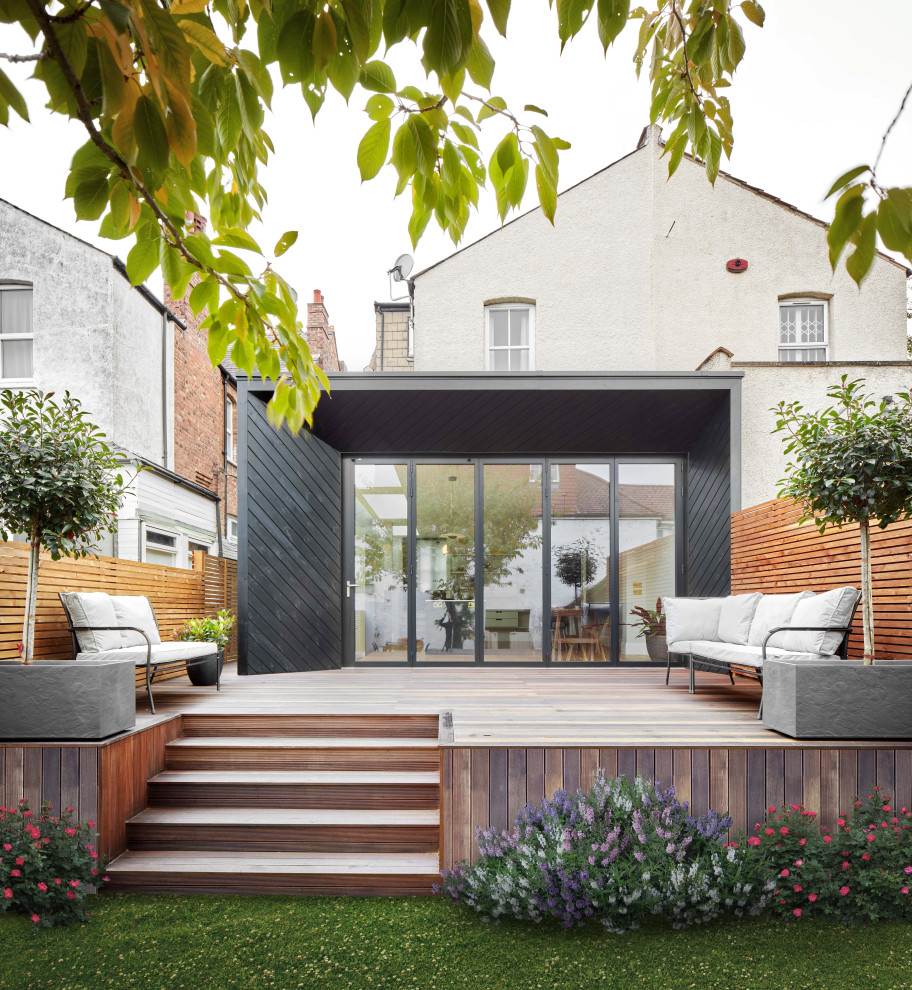 Idee per una terrazza contemporanea dietro casa e a piano terra con nessuna copertura e parapetto in legno