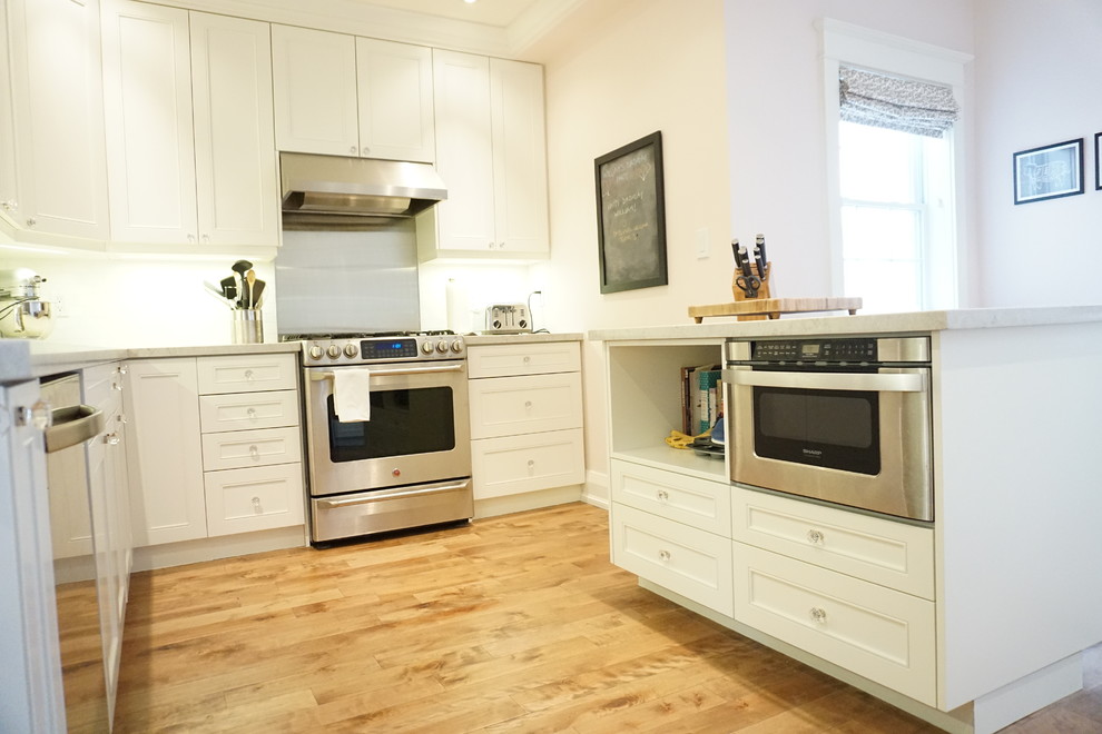 Inspiration for a transitional kitchen remodel in Toronto